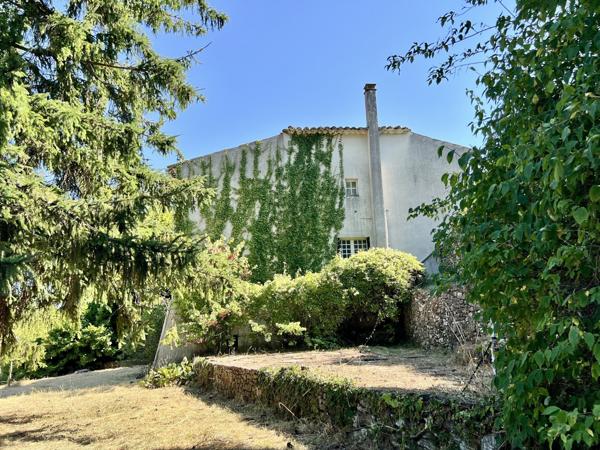 Maison en pierre 3 chambres avec jardin arboré
