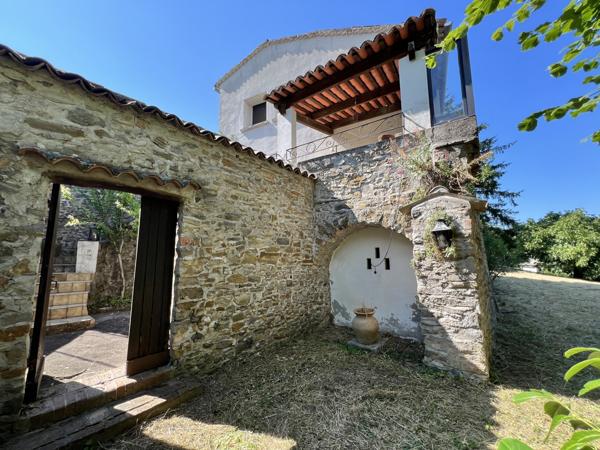 Maison en pierre 3 chambres avec jardin arboré