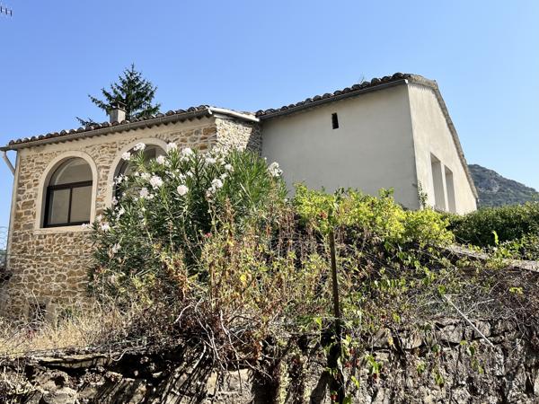 Maison en pierre 3 chambres avec jardin arboré