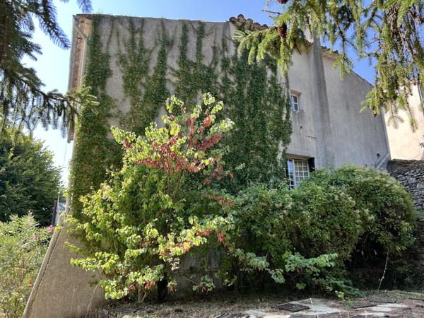Maison en pierre 3 chambres avec jardin arboré