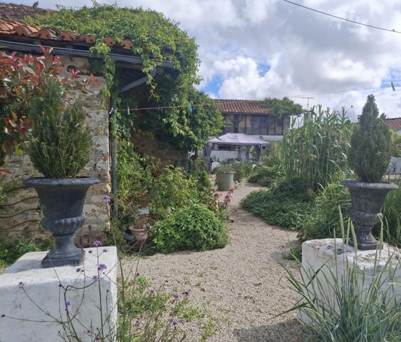 MAISON CHARENTAISE AVEC GRANGE - HANGAR - PARC CLOS