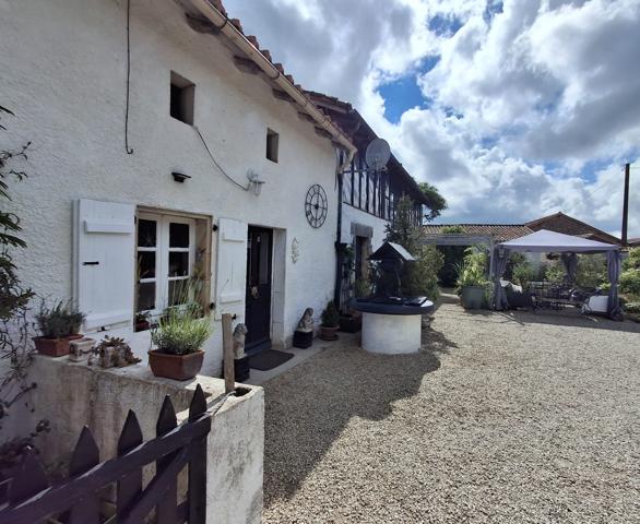 MAISON CHARENTAISE AVEC GRANGE - HANGAR - PARC CLOS