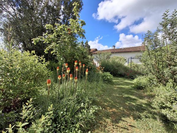 MAISON CHARENTAISE AVEC GRANGE - HANGAR - PARC CLOS
