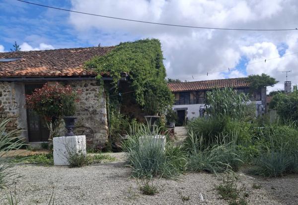 MAISON CHARENTAISE AVEC GRANGE - HANGAR - PARC CLOS