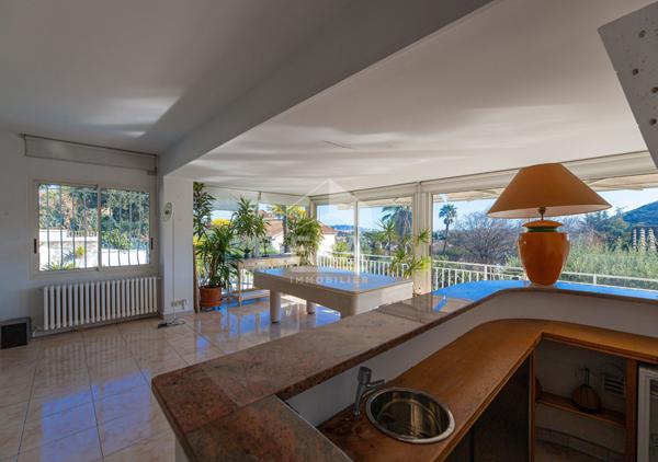 MAISON AVEC PISCINE ET DÉPENDANCES - MANDELIEU-LA-NAPOULE QUARTIER MINELLE 