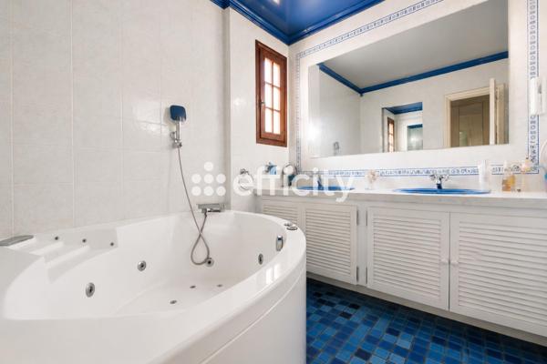 Maison
         7 pièces
        - 170 m² 624 000 € *