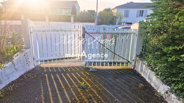 Terrain à SAINT-JEAN-D'ANGELY, 17400 - 1487m²