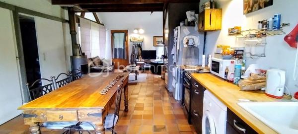 Gros potentiel pour cette maison atypique qui abrite une famille de cowboys de l'ouest américain avec ses chevaux en plein centre ville de Pommeuse!
Le terrain de près d'un hectare avec sa sellerie, son garage et ses enclos se prête très bien à une activité équestre ou à la création d'une petite ferme pédagogique.
La maison s'ouvre sur un grand salon- salle à manger avec sa cuisine ouverte, son poêle à bois, une chambre et une salle de bain.
A l'étage une mezzanine conduit à une deuxième chambre spacieuse et à un bureau. 
A l'extérieur, une grande terrasse.
Plusieurs possibilités d'agrandissement.
Cette maison est faite pour les amoureux de la nature et les bricoleurs qui souhaitent créer un foyer chaleureux et original tout en restant à proximité immédiate de tous les services, écoles et transports de la ville!
