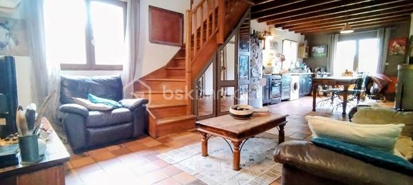 Gros potentiel pour cette maison atypique qui abrite une famille de cowboys de l'ouest américain avec ses chevaux en plein centre ville de Pommeuse!
Le terrain de près d'un hectare avec sa sellerie, son garage et ses enclos se prête très bien à une activité équestre ou à la création d'une petite ferme pédagogique.
La maison s'ouvre sur un grand salon- salle à manger avec sa cuisine ouverte, son poêle à bois, une chambre et une salle de bain.
A l'étage une mezzanine conduit à une deuxième chambre spacieuse et à un bureau. 
A l'extérieur, une grande terrasse.
Plusieurs possibilités d'agrandissement.
Cette maison est faite pour les amoureux de la nature et les bricoleurs qui souhaitent créer un foyer chaleureux et original tout en restant à proximité immédiate de tous les services, écoles et transports de la ville!