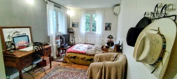 Gros potentiel pour cette maison atypique qui abrite une famille de cowboys de l'ouest américain avec ses chevaux en plein centre ville de Pommeuse!
Le terrain de près d'un hectare avec sa sellerie, son garage et ses enclos se prête très bien à une activité équestre ou à la création d'une petite ferme pédagogique.
La maison s'ouvre sur un grand salon- salle à manger avec sa cuisine ouverte, son poêle à bois, une chambre et une salle de bain.
A l'étage une mezzanine conduit à une deuxième chambre spacieuse et à un bureau. 
A l'extérieur, une grande terrasse.
Plusieurs possibilités d'agrandissement.
Cette maison est faite pour les amoureux de la nature et les bricoleurs qui souhaitent créer un foyer chaleureux et original tout en restant à proximité immédiate de tous les services, écoles et transports de la ville!