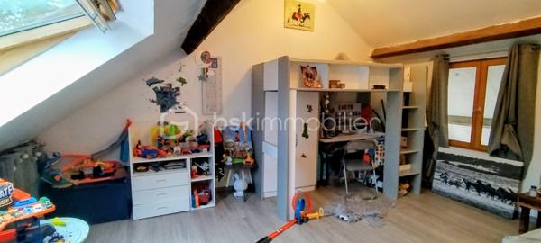 Gros potentiel pour cette maison atypique qui abrite une famille de cowboys de l'ouest américain avec ses chevaux en plein centre ville de Pommeuse!
Le terrain de près d'un hectare avec sa sellerie, son garage et ses enclos se prête très bien à une activité équestre ou à la création d'une petite ferme pédagogique.
La maison s'ouvre sur un grand salon- salle à manger avec sa cuisine ouverte, son poêle à bois, une chambre et une salle de bain.
A l'étage une mezzanine conduit à une deuxième chambre spacieuse et à un bureau. 
A l'extérieur, une grande terrasse.
Plusieurs possibilités d'agrandissement.
Cette maison est faite pour les amoureux de la nature et les bricoleurs qui souhaitent créer un foyer chaleureux et original tout en restant à proximité immédiate de tous les services, écoles et transports de la ville!