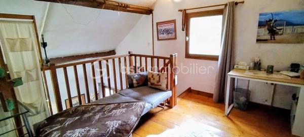 Gros potentiel pour cette maison atypique qui abrite une famille de cowboys de l'ouest américain avec ses chevaux en plein centre ville de Pommeuse!
Le terrain de près d'un hectare avec sa sellerie, son garage et ses enclos se prête très bien à une activité équestre ou à la création d'une petite ferme pédagogique.
La maison s'ouvre sur un grand salon- salle à manger avec sa cuisine ouverte, son poêle à bois, une chambre et une salle de bain.
A l'étage une mezzanine conduit à une deuxième chambre spacieuse et à un bureau. 
A l'extérieur, une grande terrasse.
Plusieurs possibilités d'agrandissement.
Cette maison est faite pour les amoureux de la nature et les bricoleurs qui souhaitent créer un foyer chaleureux et original tout en restant à proximité immédiate de tous les services, écoles et transports de la ville!