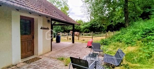 Gros potentiel pour cette maison atypique qui abrite une famille de cowboys de l'ouest américain avec ses chevaux en plein centre ville de Pommeuse!
Le terrain de près d'un hectare avec sa sellerie, son garage et ses enclos se prête très bien à une activité équestre ou à la création d'une petite ferme pédagogique.
La maison s'ouvre sur un grand salon- salle à manger avec sa cuisine ouverte, son poêle à bois, une chambre et une salle de bain.
A l'étage une mezzanine conduit à une deuxième chambre spacieuse et à un bureau. 
A l'extérieur, une grande terrasse.
Plusieurs possibilités d'agrandissement.
Cette maison est faite pour les amoureux de la nature et les bricoleurs qui souhaitent créer un foyer chaleureux et original tout en restant à proximité immédiate de tous les services, écoles et transports de la ville!