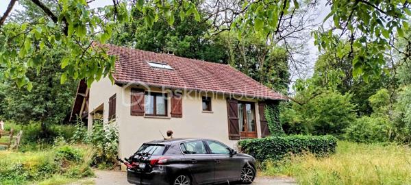 Gros potentiel pour cette maison atypique qui abrite une famille de cowboys de l'ouest américain avec ses chevaux en plein centre ville de Pommeuse!
Le terrain de près d'un hectare avec sa sellerie, son garage et ses enclos se prête très bien à une activité équestre ou à la création d'une petite ferme pédagogique.
La maison s'ouvre sur un grand salon- salle à manger avec sa cuisine ouverte, son poêle à bois, une chambre et une salle de bain.
A l'étage une mezzanine conduit à une deuxième chambre spacieuse et à un bureau. 
A l'extérieur, une grande terrasse.
Plusieurs possibilités d'agrandissement.
Cette maison est faite pour les amoureux de la nature et les bricoleurs qui souhaitent créer un foyer chaleureux et original tout en restant à proximité immédiate de tous les services, écoles et transports de la ville!