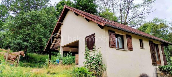 Gros potentiel pour cette maison atypique qui abrite une famille de cowboys de l'ouest américain avec ses chevaux en plein centre ville de Pommeuse!
Le terrain de près d'un hectare avec sa sellerie, son garage et ses enclos se prête très bien à une activité équestre ou à la création d'une petite ferme pédagogique.
La maison s'ouvre sur un grand salon- salle à manger avec sa cuisine ouverte, son poêle à bois, une chambre et une salle de bain.
A l'étage une mezzanine conduit à une deuxième chambre spacieuse et à un bureau. 
A l'extérieur, une grande terrasse.
Plusieurs possibilités d'agrandissement.
Cette maison est faite pour les amoureux de la nature et les bricoleurs qui souhaitent créer un foyer chaleureux et original tout en restant à proximité immédiate de tous les services, écoles et transports de la ville!