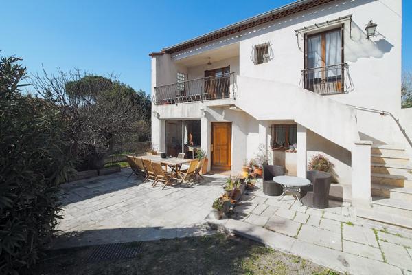 Pennes-Mirabeau (13170) Maison de 160m2 composé de deux logements, garage de 46m2 sur 570m2 de terrain