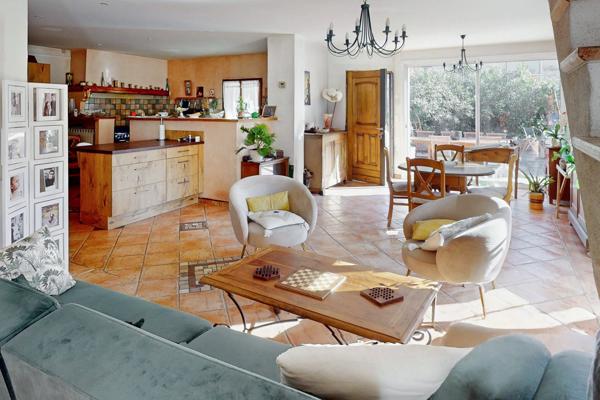 Pennes-Mirabeau (13170) Maison de 160m2 composé de deux logements, garage de 46m2 sur 570m2 de terrain