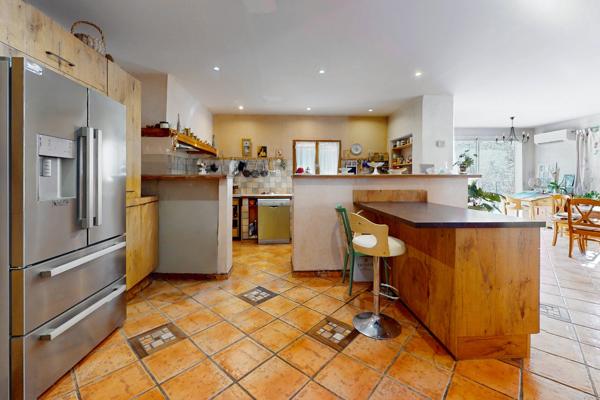 Pennes-Mirabeau (13170) Maison de 160m2 composé de deux logements, garage de 46m2 sur 570m2 de terrain