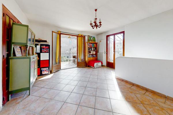 Pennes-Mirabeau (13170) Maison de 160m2 composé de deux logements, garage de 46m2 sur 570m2 de terrain