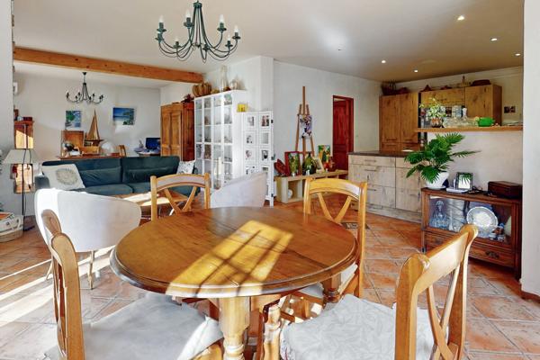 Pennes-Mirabeau (13170) Maison de 160m2 composé de deux logements, garage de 46m2 sur 570m2 de terrain