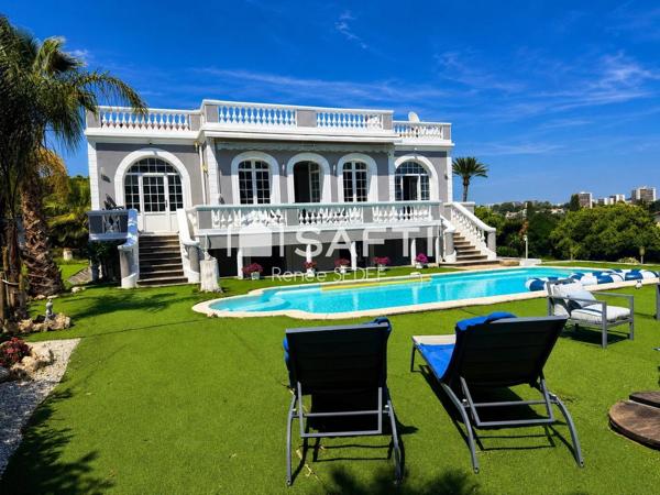 Superbe villa de prestige avec piscine et terrain paysager, idéale pour une résidence d’exception sur la Côte d’Azur.