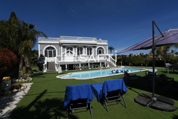Superbe villa de prestige avec piscine et terrain paysager, idéale pour une résidence d’exception sur la Côte d’Azur.