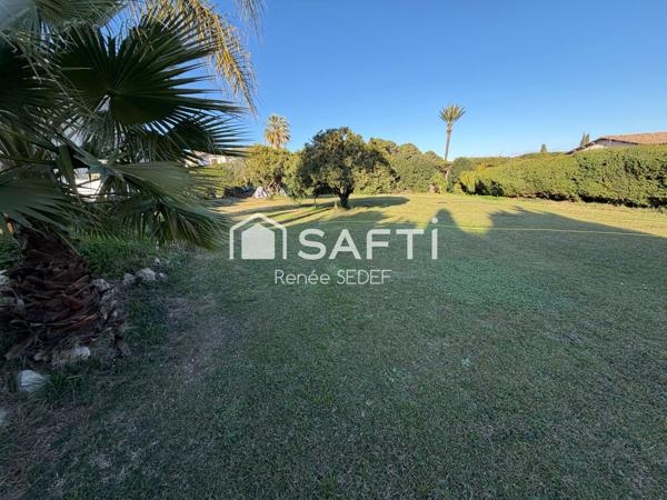 Superbe villa de prestige avec piscine et terrain paysager, idéale pour une résidence d’exception sur la Côte d’Azur.