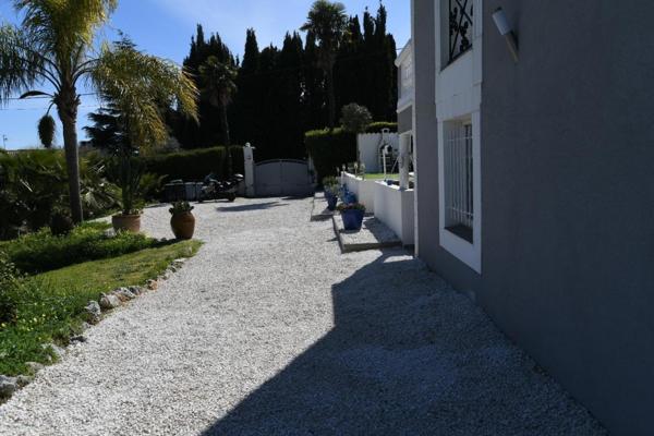 Superbe villa de prestige avec piscine et terrain paysager, idéale pour une résidence d’exception sur la Côte d’Azur.