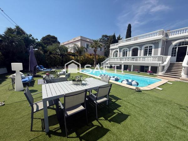 Superbe villa de prestige avec piscine et terrain paysager, idéale pour une résidence d’exception sur la Côte d’Azur.