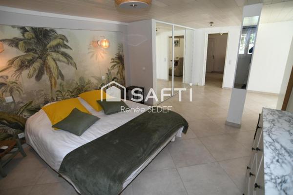 Superbe villa de prestige avec piscine et terrain paysager, idéale pour une résidence d’exception sur la Côte d’Azur.