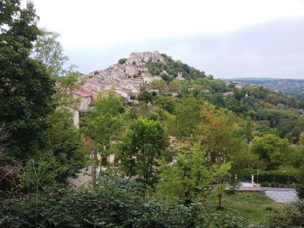 Parcelle de terrain avec vue imprenable sur le village perché