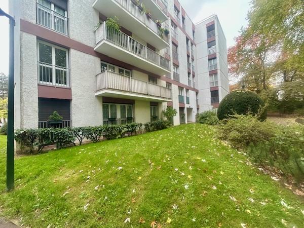 Ulis (91940) LES ULIS - Résidence les Millepertuis - Appartement F2 - 49 M2 HABITABLES - PARKING