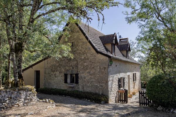 Secteur Causses du Quercy: charmante maison en pierre avec piscine et 2 granges