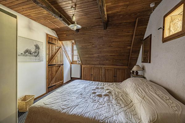 Secteur Causses du Quercy: charmante maison en pierre avec piscine et 2 granges