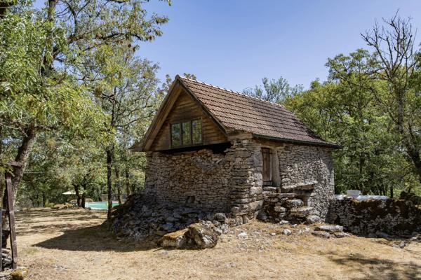 Secteur Causses du Quercy: charmante maison en pierre avec piscine et 2 granges