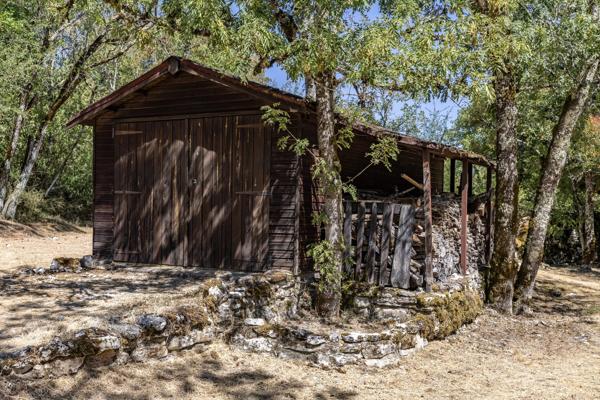 Secteur Causses du Quercy: charmante maison en pierre avec piscine et 2 granges