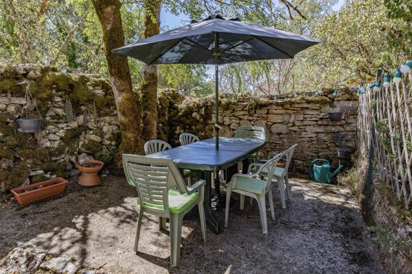 Secteur Causses du Quercy: charmante maison en pierre avec piscine et 2 granges