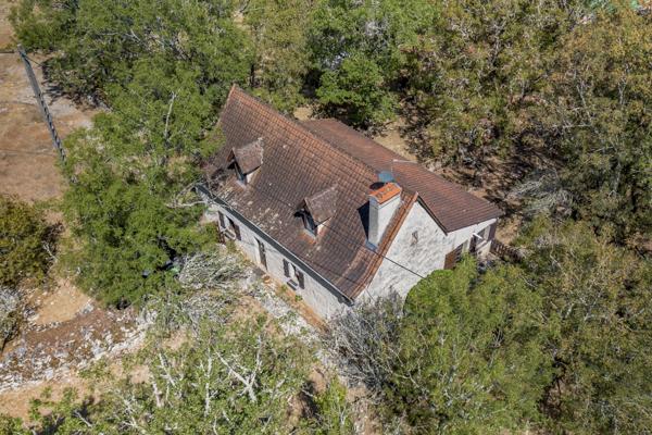 Secteur Causses du Quercy: charmante maison en pierre avec piscine et 2 granges
