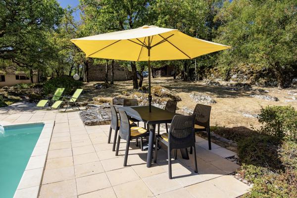 Secteur Causses du Quercy: charmante maison en pierre avec piscine et 2 granges
