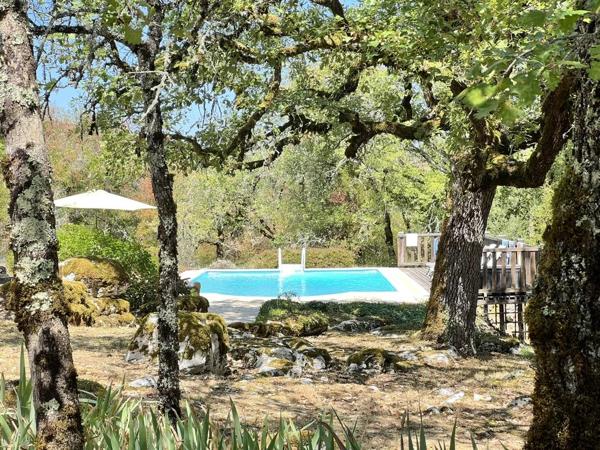 Secteur Causses du Quercy: charmante maison en pierre avec piscine et 2 granges
