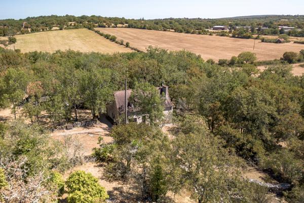 Secteur Causses du Quercy: charmante maison en pierre avec piscine et 2 granges