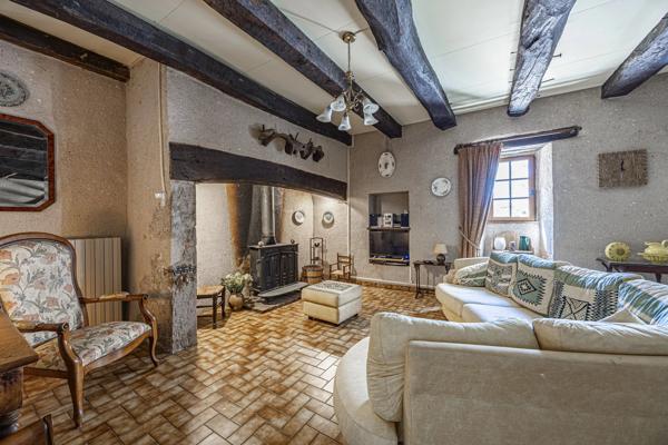 Secteur Causses du Quercy: charmante maison en pierre avec piscine et 2 granges