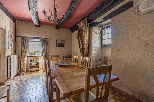 Secteur Causses du Quercy: charmante maison en pierre avec piscine et 2 granges
