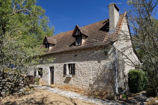 Secteur Causses du Quercy: charmante maison en pierre avec piscine et 2 granges