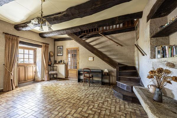 Secteur Causses du Quercy: charmante maison en pierre avec piscine et 2 granges