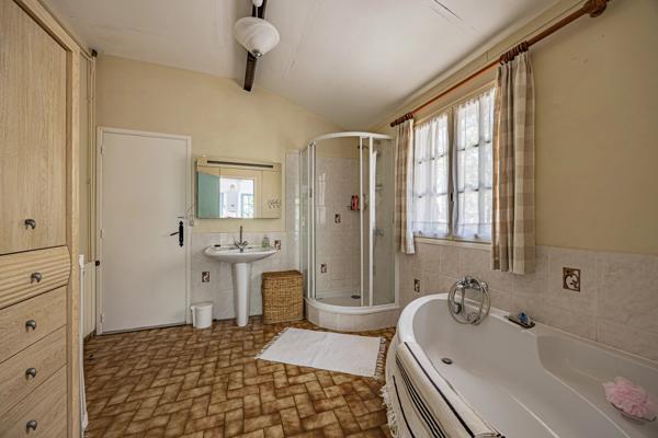 Secteur Causses du Quercy: charmante maison en pierre avec piscine et 2 granges