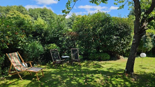Maison au calme proche bourg, double garage.