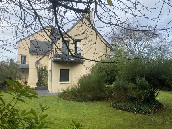 Maison au calme proche bourg, double garage.