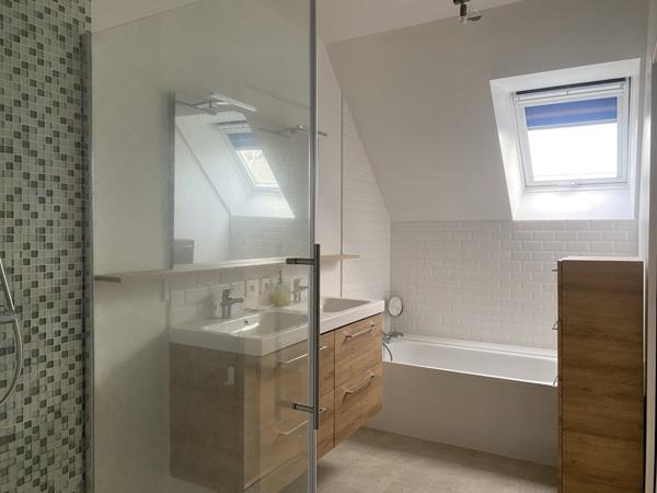 Maison au calme proche bourg, double garage.