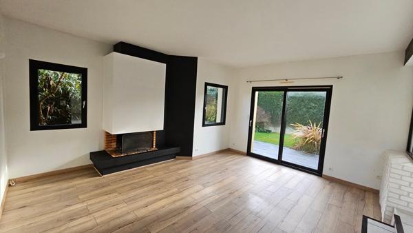 Maison au calme proche bourg, double garage.